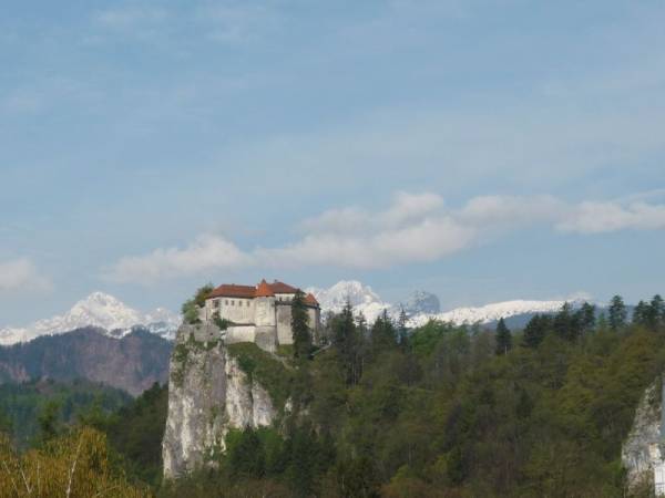 Bled, zamek na skale, nad samym jeziorem